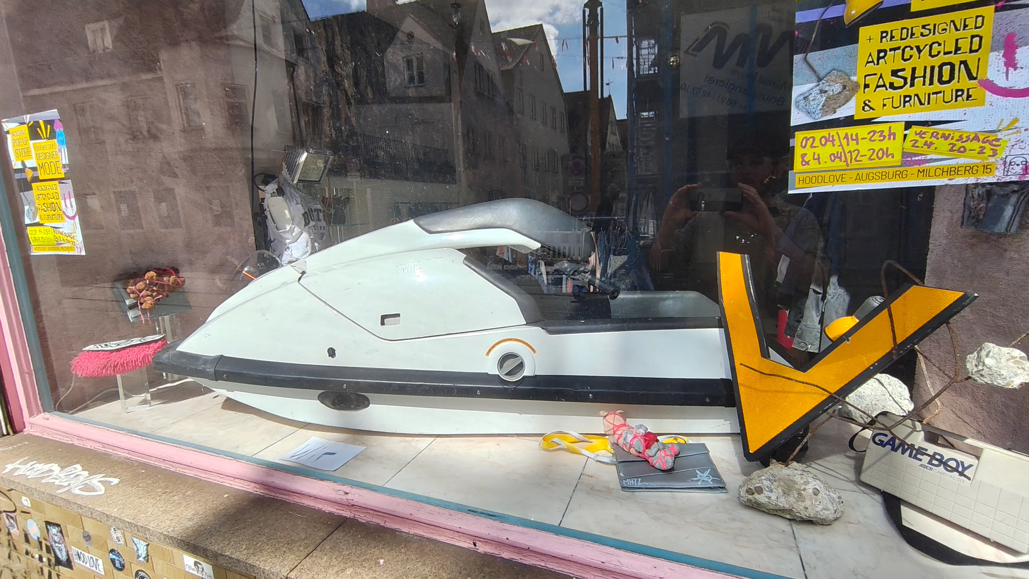 Ein Schaufenster, in dem ein Jetski angeboten wird
